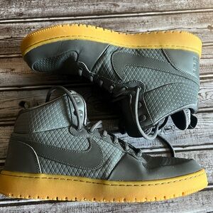 COURT BOROUGH MID WINTER ‘GREY GUM’ SIZE MENS 9.5